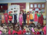 2013 XII 18 - Uczniowie z koa teatralnego Supeek przygotowali przedstawienie pt. Chcesz by zdrowy, jak ryba jedz owoce i warzywa /Fot. D. Mocarska