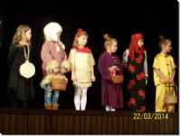 2014 III 22 - Uczniowie z koa teatralnego Supeek przedstawili bajk pt. Czerwone Kapturki z rnych stron wiata na Potyczkach Teatralnych w Centrum Kultury w Zambrowie /Fot. I. Brzozowska