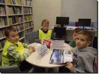 2015 XII 17 - uczniowie kl. III b wraz z wychowawczyni wybrali si na lekcj biblioteczn do Miejskiej Biblioteki Publicznej w Zambrowie /Fot. D. Mocarska