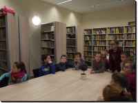 2015 XII 17 - uczniowie kl. III b wraz z wychowawczyni wybrali si na lekcj biblioteczn do Miejskiej Biblioteki Publicznej w Zambrowie /Fot. D. Mocarska