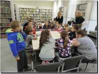 2016 V 17 - Uczniowie klasy II b z wizytą w Miejskiej Bibliotece Publicznej /Fot. J. Chrostofska-Sufa