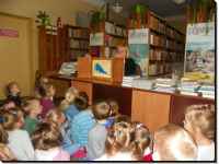 2016 X 07 - Wizyta przedszkolakw z MP 3 w bibliotece szkolnej /Fot. K. Powichrowska