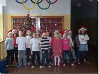 2013 XII 19 - Uczniowie klasy II A pod okiem wychowawczyni R. Marciniak przygotowali  i przedstawili swoim kolegom i koleżankom przedstawienie bożonarodzeniowe /Fot. I. Brzozowska