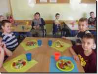 2017 III 8 - 8 marca uczniowie klasy II A samodzielnie przygotowali dla siebie drugie śniadanie /Fot. R. Marciniak