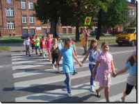 2012 IX 10 - uczniowie klas I-III poznają zasady bezpieczeństwa podczas drogi do i ze szkoły /Fot. B. Kalinowska