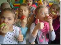 2013 X 16 - W bieżącym roku szkolnym 2013/2014 kontynuowana jest ogólnopolska akcja Warzywa i owoce w szkole /Fot. R. Marciniak